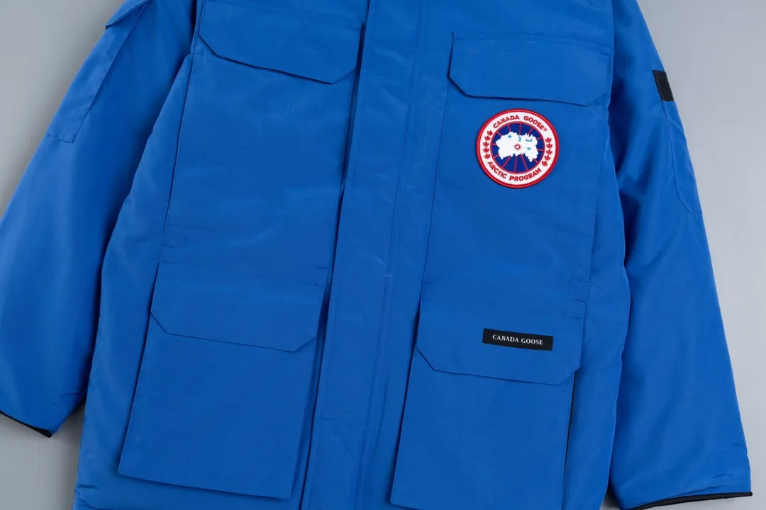 P820 (Top wolf fur version delivery handbag) Canada Goose Canada Goose #Expedition expedition parka classic down jacket ➖ Imported 21-count polyester-cotton blended original fabric [last year’s 16-count/18-count hard fabrics have been completely eliminated, this year all use 21-count genuine synchronous fabrics, the soft mid-band feels delicate and textured], genuine synchronous Feather-Light 10D waterproof coated fabric, made of 84.5% polyester fiber and 15.5% cotton, 100% the best feel in the entire network! ➖ The genuine official website uses the national standard 80 white duck down, and will never be misled by false claims such as 90 down or goose down! ➖ Using the best nylon lining with double double-layer sealing design, velvet-proof No. 7 needle + grid-filled down ready-made garments, there is 100% no so-called velvet running! ➖ The cuffs are designed with thickened seamless threads, and the collar and pockets are lined with top-quality polar fleece to keep you warm and comfortable! ➖ Yoshida YKK provides original custom-made electroplated sliders. YKK two-way lockable zippers are tight and smooth and will not peel off paint! ➖ 3M composite guarantees that the Velcro is the same as the original, durable, and all accessories and hardware are custom-made! ➖ Imported BEHRINGER embroidery machine to customize the 10,000-needle embroidery logo, 98% of which can be reproduced to restore the original logo. You can check and compare on the official website! ➖ The fur collars are all made of large pieces of Western Canadian blue wolf hide, ensuring that each fur collar is 13-15cm wide!
